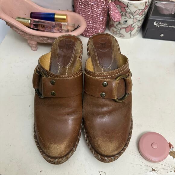 Frye Women’s Charlotte Ring Brown Distressed Heeled Clogs Mule Shoes Size 6 M - Picture 15 of 15